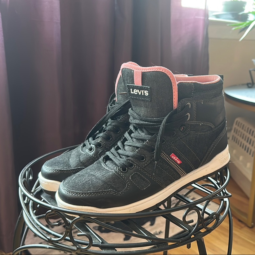 Levi's Black and Pink Sneakers High-Top Style